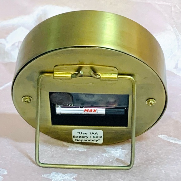 Modern Gold and Black Wall Clock with Minimalist Design - Picture 4 of 8